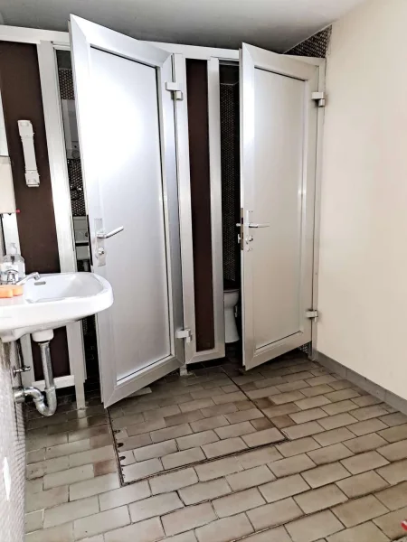 alte WC-Anlage der Gaststätte