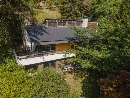 Hausansicht - Haus kaufen in Schramberg - Wohnhaus mit besonderer architektonischen Note in Aussichtslage im Schwarzwald