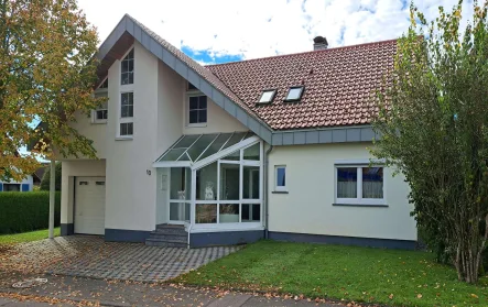 Ansicht - Haus kaufen in Eschbronn - Familienfreundliches Massivhaus mit großem Garten und nachhaltiger Ausstattung in ruhiger Lage