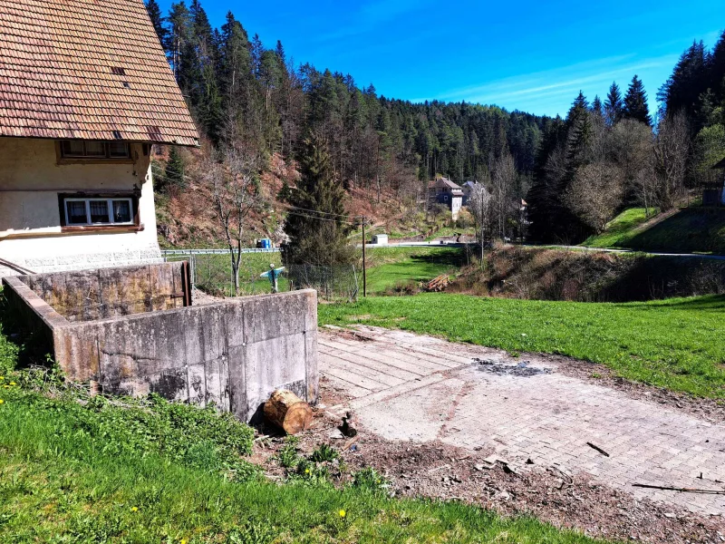 Grundstück neben dem Gebäude