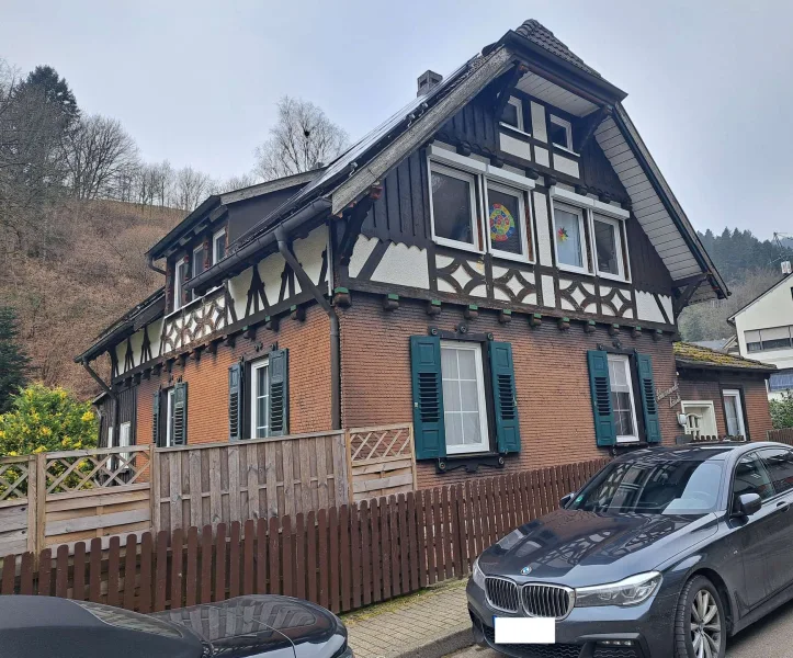 Ansicht Haus  - Haus kaufen in Alpirsbach - Einfamilienhaus im Schwarzwaldstil mit großem Grundstück und vielseitigem Potenzial  in Alpirsbach