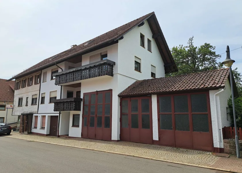 1 Außenansicht - Haus kaufen in Seewald - Wohnen und Arbeiten: Großzügige Wohnung und 3 Werkstatthallen - Ihre Chance in Göttelfingen!