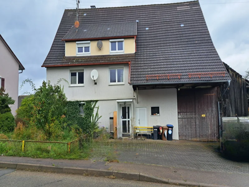 Ansicht - Haus kaufen in Waldachtal - Großes Grundstück mitten in Salzstetten mit sanierungsbedürftigem Haus und Scheune