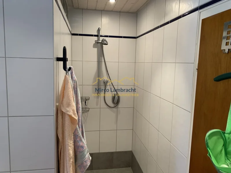 Ebenerdige Dusche im Badezimmer EG