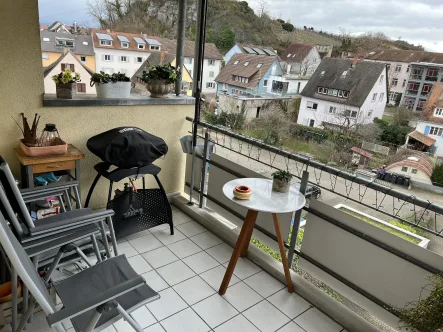 Blick auf den Eckardsberg - Wohnung kaufen in Breisach - Wunderschöne Maisonette-Wohnung über den Dächern von Breisach