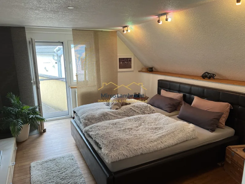 Schlafzimmer mit Zugang zur Dachterrasse