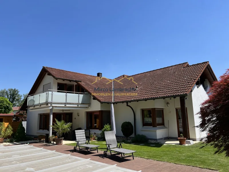 Gartenansicht - Haus kaufen in Breisach am Rhein - Die Belohnung für langes suchen! Exklusives Einfamilienhaus in ruhiger Lage.