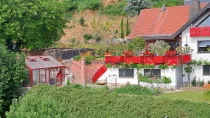 Die großzügige Terrasse der Hauptwohnung im EG