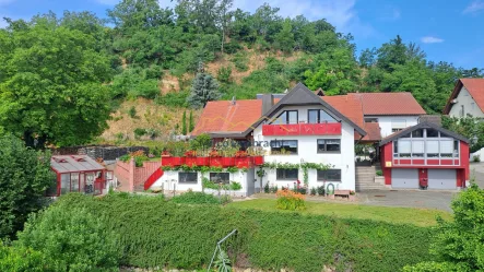 Gesamtansicht - Haus kaufen in Bötzingen - Großes Anwesen mit traumhaftem Ausblick und vielfältiger Nutzungsmöglickeit