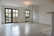 04_Wohnzimmer_mit_Balkon nach_Süden_kleiner