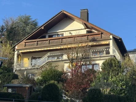 Haus - Außenansicht - Haus kaufen in Eppstein - Freistehendes Einfamilienhaus in ruhiger Lage mit tollem Panoramablick - provisionsfrei!