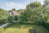 Gepflegter Garten - Blick vom Balkon