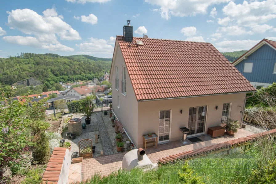 Außenansicht mit Terrasse - Haus kaufen in Schmitten - Freistehendes Einfamilienhaus in ruhiger Lage von Schmitten mit Panoramablick - Provisionsfrei!