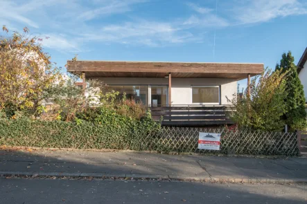 Straßenansicht - Haus kaufen in Königstein im Taunus - Bungalow in ruhiger Waldrandlage von Königstein im Taunus - provisionsfrei!