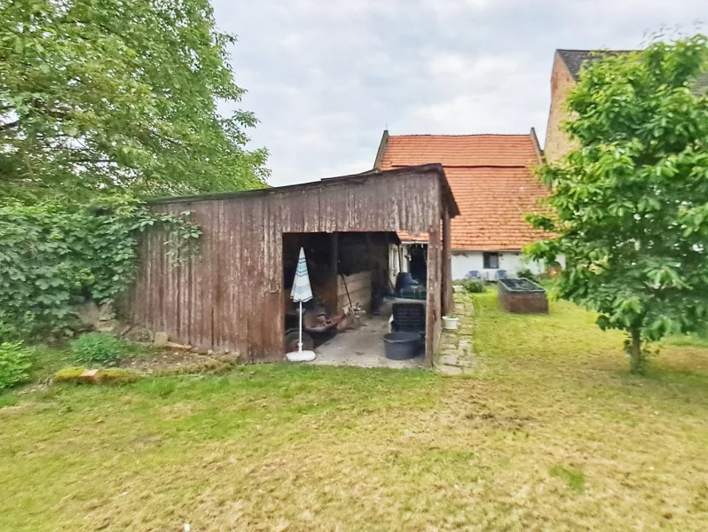 Garten mit Schuppen und Scheune