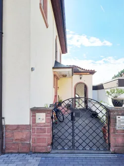 Hauseingang - Wohnung kaufen in Bensheim - Wohnung mit Garten nahe der Innenstadt in historischem Altbau