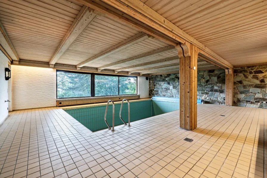 Indoor-Pool mit Ausicht