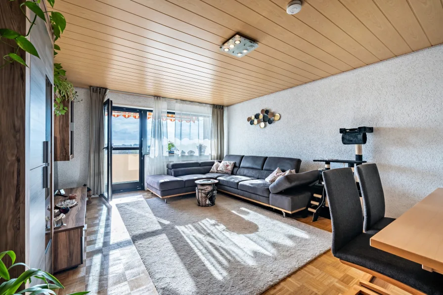 Wohnzimmer mit Balkon - Wohnung kaufen in Hockenheim - Nicht verpassen! Wohnung mit Garage, Balkon, Aufzug und gepflegter Gartenbereich!