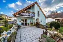 Blick auf die Terrasse und den Balkon