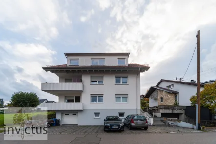 Außenansicht Straße - Haus kaufen in Hüttlingen - Kernsaniertes 3 Parteienhaus mit Vollwärmeschutz und Solarthermie.