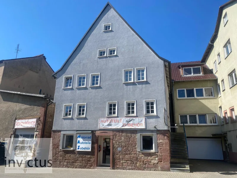 Straßenansicht - Haus kaufen in Walldürn - Vielseitiges Wohn- und Geschäftshaus mit Werkstatt und Ladenfläche in zentraler Lage