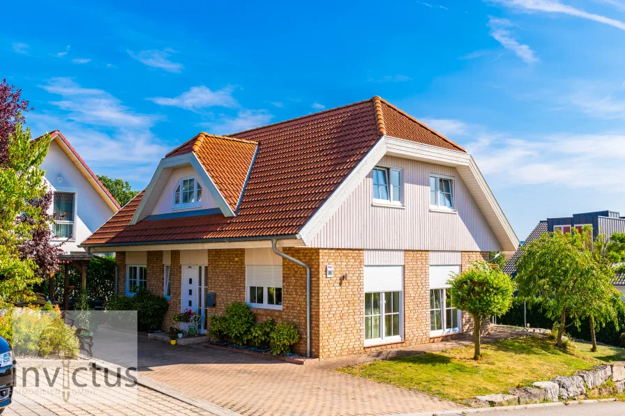 Außenansicht - Haus kaufen in Bretzfeld / Bitzfeld - Cooles EFH mit 6 Zimmern, sonnigen Garten und tollen Ausblick in die Weinberge! Energetisch TOP A+