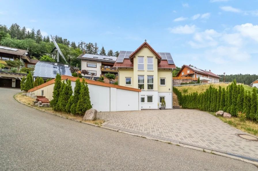 Vorderansicht - Haus kaufen in Vöhrenbach / Hammereisenbach - ***Energiesparwunder*** Einfamilienhaus m. ELW!