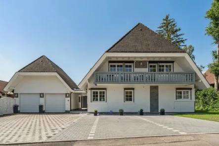 Vorderansicht - Haus kaufen in Bonndorf im Schwarzwald - Großartiges Zweifamilienhaus in bester Lage!