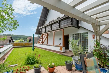 Grünfläche - Wohnung kaufen in Eisenbach (Hochschwarzwald) - Wohnung in Form einer Doppelhaushälfte. Maisonette. Gartenanteil. Traumhaft!