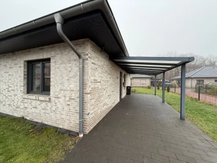 Hausfront 1 - Haus mieten in Herzlake - Schöner Doppelhaus Bungalow. Zwischen Fluss und See in Herzlake (Emsland).