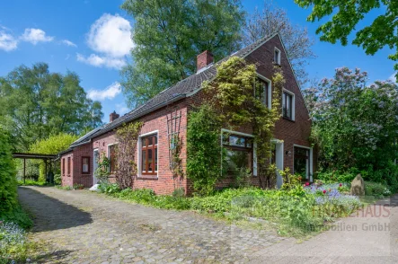 Strassenansicht - Haus kaufen in Leer (Ostfriesland) - Gepflegtes Einfamilienhaus in sehr guter Lage, mit großem (Bau-)Grundstück !