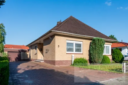 Strassenansicht - Haus kaufen in Westrhauderfehn - Bungalow aus den 70er Jahren in Sackgassenlage