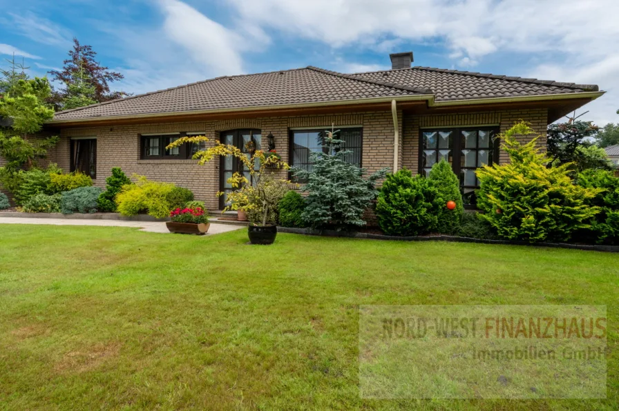 Strassenansicht - Haus kaufen in Saterland / Strücklingen - Gepflegter ebenerdiger Bungalow nebst massiver Garage und Werkstatt/Geräteraum