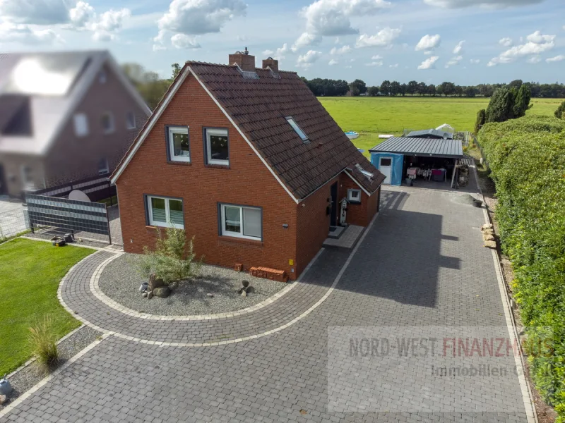 Straßenansicht - Haus kaufen in Leer - Modernisiertes Einfamilienhaus in Stadtnähe