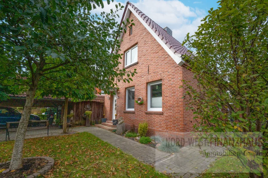 Strassenansicht - Haus kaufen in Leer (Ostfriesland) - Modernisiertes Einfamilienhaus in zentraler Lage mit großem Garten