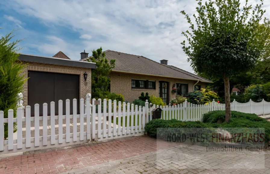 Strassenansicht mit Garage - Haus kaufen in Saterland / Strücklingen - Charmanter Bungalow mit Garage und tollem kleinen Garten