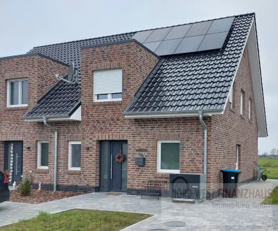 Strassenansicht  - Haus kaufen in Leer (Ostfriesland) / Logabirum - Schöne neuwertige Doppelhaushälfte aus 2024