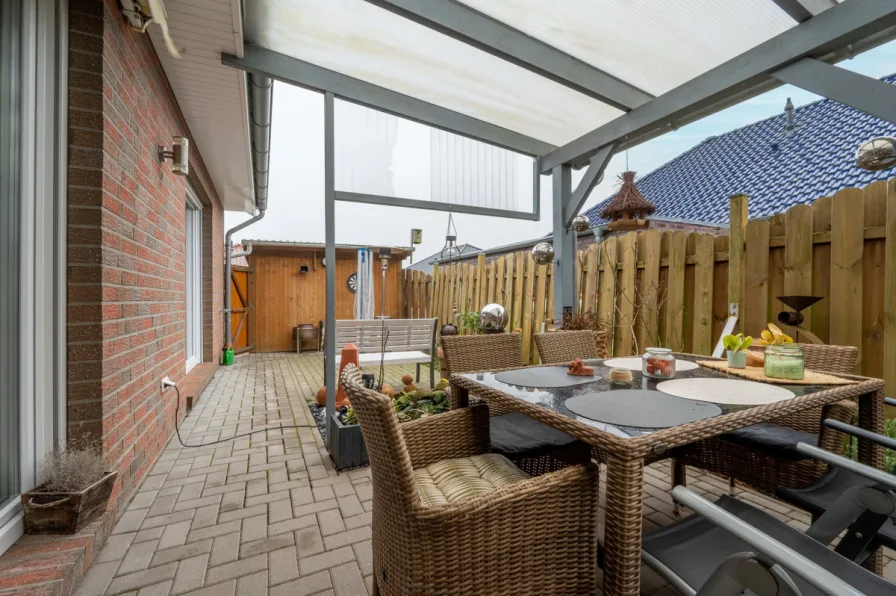 Überdachte Terrasse am Wohnzimmer 