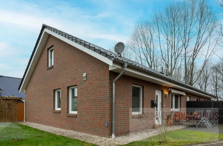 Ansicht - Haus kaufen in Weener - Charmante Bungalowhälfte in bester Siedlungslage – ideal für Senioren