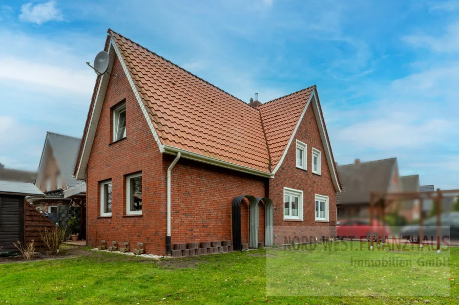 Straßenansicht - Haus kaufen in Leer (Ostfriesland) - Einfamilienhaus in guter Lage vonLeer-Loga! Mit Photovoltaikanlage !