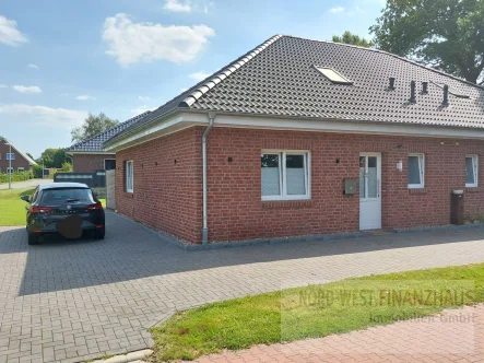 Strassenansicht - Haus mieten in Großefehn / Strackholt - Doppelhaushälfte, Bungalow in schöner Siedlungslage zur Miete