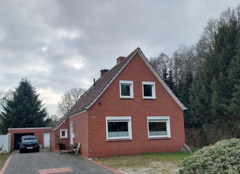 Strassenansicht - Haus kaufen in Westoverledingen / Völlenerfehn - Kleines renovierungsbedürftiges Fehnhaus vor den Toren von Papenburg