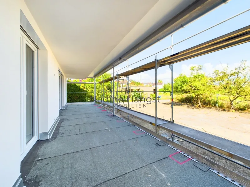 großer Balkon mit 190m² eigenem Garten