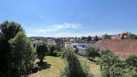 Aussicht Balkon - Wohnung mieten in Dunningen - Familientraum mit Einbauküche, großem Panoramabalkon + 2 STP