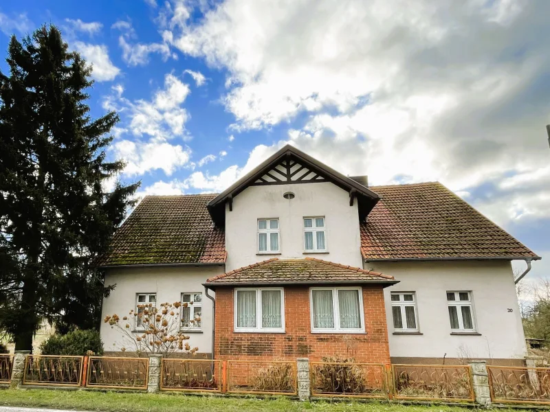 Hausansicht - Haus kaufen in Steinhöfel / Heinersdorf - Einfamilienhaus auf großem Grundstück mit Garagen und Nebengebäuden