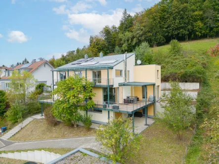 Das Haus von außen - Haus kaufen in Elzach / Yach - Naturnahes Ferientraumhaus mit Panoramablick in Elzach