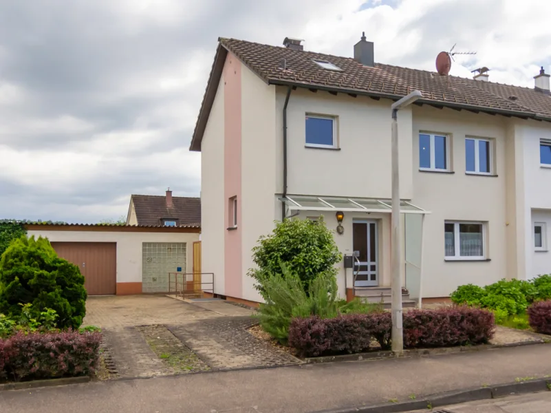 Das Haus mit einer Einfahrt Kopie - Haus kaufen in Rheinfelden (Baden) - Familienfreundliche Doppelhaushälfte mit Garten und Potenzial