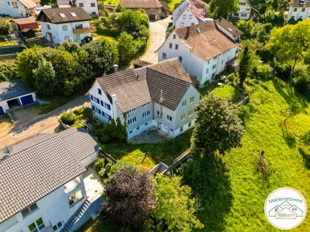 Das Haus von außen - Haus kaufen in Schopfheim / Wiechs - Einfamilienhaus mit malerischer Aussicht und Scheune in Wiechs