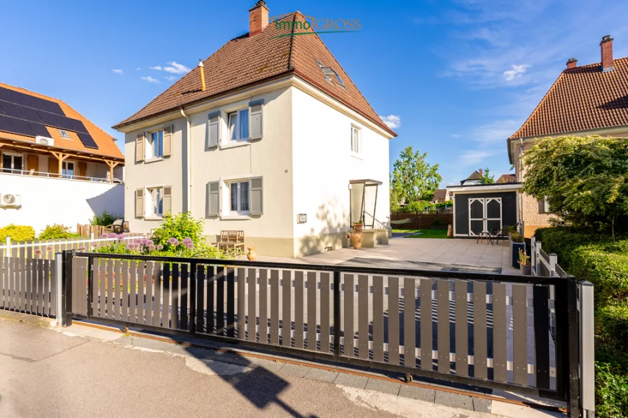 Haus von außen - Haus kaufen in Weil am Rhein - Modernisierte Doppelhaushälfte im Herzen von Weil am Rhein!