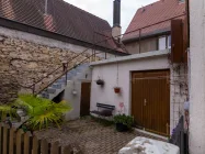 Vorderhof mit Treppe zur möglichen Terrasse